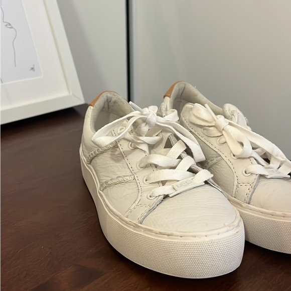 Size 5 Ugg Sneakers, great quality and worn once. Look new - Picture 5 of 5